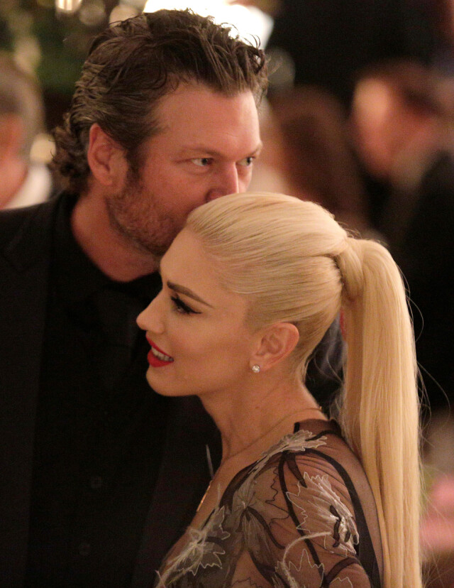 KJÆRLIG GEST: En samtale med New Yorks guvernør hindret ikke Blake Shelton i å gi kjæresten Gwen Stefani et ømt kyss på hodet. Foto: Reuters KJÆRLIG GEST: En samtale med New Yorks guvernør hindret ikke Blake Shelton i å gi kjæresten Gwen Stefani et ømt kyss på hodet. Foto: Reuters